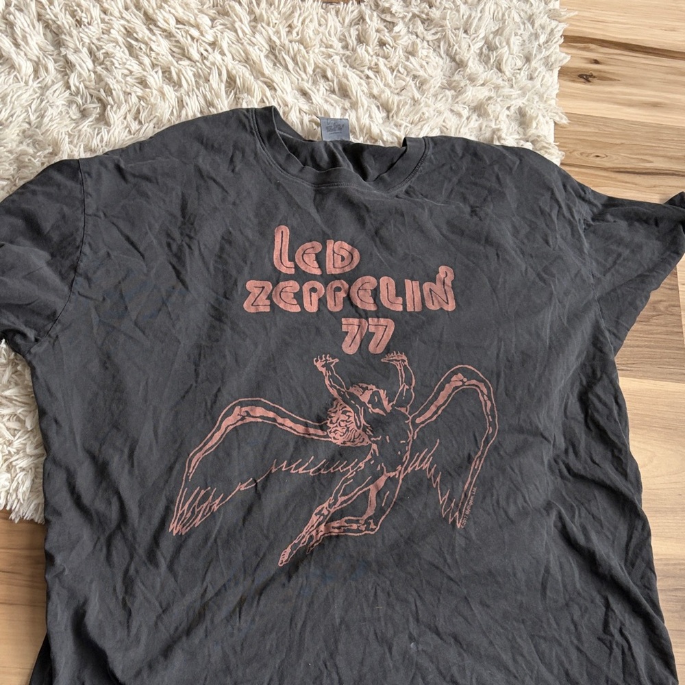 American Eagle Outfitters Black and Pink Graphic Tee